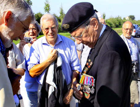 De danske journalistveteraner fik en snak med medaljeprydede britiske krigsveteraner på den amerikanske soldaterkirkegård på invasionskysten Omaha Beach i Normandiet. Alle fotos: Finn Hillmose