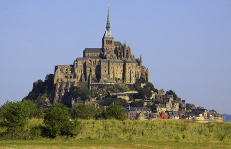 Mont Saint-Michel - den berømte klosterø uden for kysten, hvor tidevandet gør det livsfarligt at færdes uden for vejdæmningen og de høje klippeskrænter.