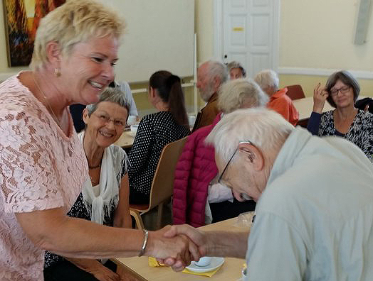 Lizette Risgaard vil gerne hilse personligt på alle, når hun er til et møde med et overkommeligt antal deltagere. Dén tradition gennemførte hun også i Veteranklubben, så der var håndtryk til bl.a. Kurt Piczenik, Hanne Kirkebjerg i baggrunden: Jytte Wallin), Kirsten Mogensen og Eva Bendix.