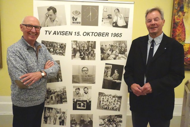 Bent Paulsen (t.v.) var fotograf på TV-Avisen fra dens start i 1965. På veteranmødet udstillede han en planche med nogle af medarbejderne fra dengang og fortalte om billederne.