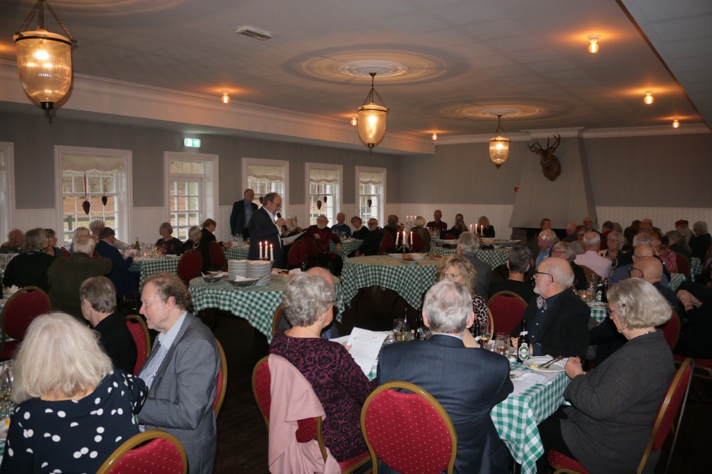 Spændt lyttende veteraner, mens Peter Hertz læser op af svarene på fremtidsquiz 2017. Foto: Finn Hillmose.