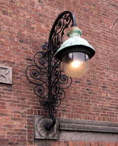 Agernformet lampe ved hovedporten