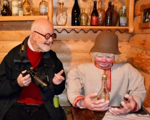 En veteran (t.v.) får sig en faglig snak med en russer i Mandrogis vodkamuseum (Foto: Jette Faurschou)