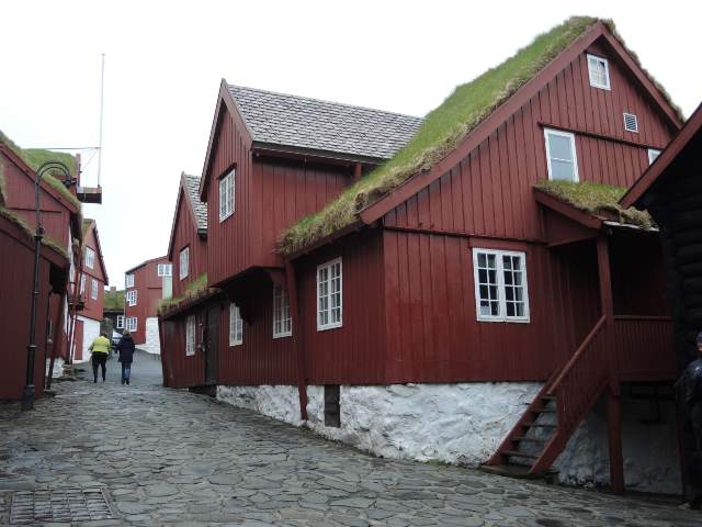 De velholdte gamle huse på Tinganes i Torshavn er centrum for regeringsmagten. 