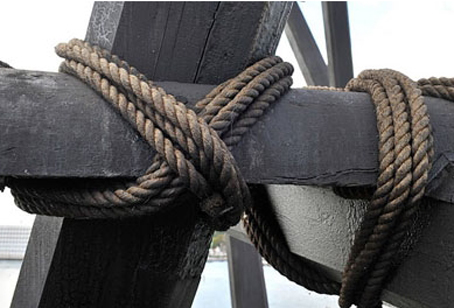 Mastekranen er ikke sat sammen med nagler - men på maritim vis bundet sammen med tove. Foto: Anker Tiedemann.