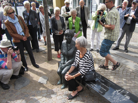 Lise Nørgaard brugte sin fødselsdag på at vise kollegerne barndomsbyen - og blev fotograferet i stereo, altså sammen med Mette Agerbecks bronzeskulptur.