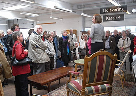 Helle Kamvig indledte rundgangen i auktionsvarernes fodspor med en orientering (Foto: Annette Hartung)