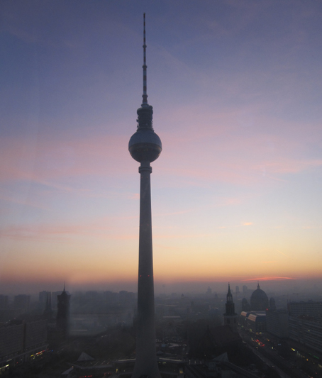 Udsigten fra hotellet på Alexanderplatz: TV-tårnet, hvor der var velkomstmiddag i den roterende restaurant i kuglen.