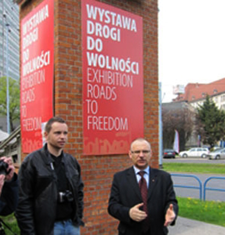 Radek Krajewicz fra den polske ambassade i Danmark sammen med Solidarnocs-veteranen Jerzy Borowczak foran nedgangen til Solidaritets-museet i Gdansk. De første skud i den anden verdenskrig blev affyret i Gdansk, det daværende Danzig, da et tysk krigsskib om morgenen den 1. September 1939 åbnede ild mod den polske fæstning Westerplatte. Godt 40 år senere, 14. August 1980, skrev Gdansk sig atter ind i verdenshistorien, da arbejderne på Lenin-skibsværftet gik i strejke. Først i protest mod fyringen af en afholdt kollega, senere for at få opfyldt 21 krav, hvoraf de første var: Frie fagforeninger, strejkeret, ytringsfrihed, løsladelse af politiske fanger…. Strejken blev startskuddet til den udvikling, der førte til kommunismens fald og Østeuropas frihed. “Det begyndte her” er titlen på en bog om Polens rolle i skabelsen af nutidens Europa. Og det var for med egne øjne at se stederne, hvor det begyndte, at en flok på 27 medlemmer af veteranklubben i maj besøgte de historiske mindesmærker i det nordlige Polen. Vi så fæstningen Westerplatte (nu mindepark), en primitiv bunker fra verdenskrigen, jernbanevognene, der transporterede polakker til Rusland, kopier af de landsforvistes usle træhuse i Sibirien, Lenin-værftets hovedindgang, Solidaritetspladsen med monumentet over de døde og museet “Veje til friheden” med de originale træplader med de 21 krav. Vi mødte centrale figurer fra solidaritetskampen, deriblandt Jerzy Borowczak, der som ung værftsarbejder var med til at sætte strejken i gang sammen med Lech Waleza. Derudover besøgte vi regionens største avis, Dziennik Baltycki, gik i operaen, oplevede det genopbyggede Gdansks smukke gader og pladser og kørte ud i det polske forårslandskab, der mange steder minder meget om Danmark med lysegrønne bøgeskove og anemoner. Guiden forklarer foran Solidarnosc-monumentet i Gdansk Hjemturen gik over kystbyerne Sopot og Gdynia med færgen til Karlskrona i Sverige, hvor veteranerne fik en sagkyndig rundvisning i den historiske flådehavn, der står på Unescos verdensarvliste. En lun, pensioneret orlogskaptajn fortalte bl.a. om den russiske ubåd U137, der forsmædeligt gik på grund i Karlskronas skærgård i 1981 - det år, da general Jaruzelski indførte krigsretstilstand i Polen i et forgæves forsøg på at knække “Solidarnosc“. Gdansk-turen blev til på initiativ af veteranklubbens tidligere formand, Tove Schmidt, der selv var aktiv i hjælpen til Polen i 80-erne, og den blev realiseret med stor hjælp fra Radek Krajewicz, 1. Sekretær ved Polens ambassade i Danmark, som var med på hele turen i Polen. Medlemmer af klubben fortalte i bussen om deres oplevelser under Polens lange kamp for friheden. (Tekst og foto: Palle Hermund) Minder om Katynmassakren og Hitler-Stalinpagten i den historiske mindelund syd for Gdansk. 