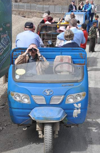 Veteranerne kom så langt ud på landet, at der ikke var plads til busserne - men landsbyfolkene havde deres egne små transportmidler. Foto: Annette Hartung.